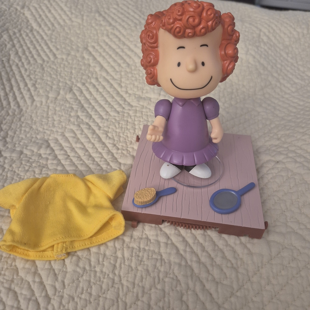 Memory Lane A Charlie Brown Christmas Frieda with Yellow Cape and Brushes USED